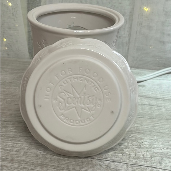 Scentsy White Accent Candle Holder “Blizzard” - Picture 9 of 10